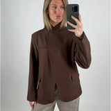 Modelbillede af brun BRYNN blazer. Set forfra. Fra BySofieSønderby