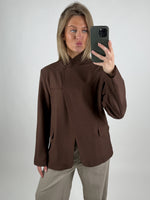 Modelbillede af brun BRYNN blazer. Set forfra. Fra BySofieSønderby