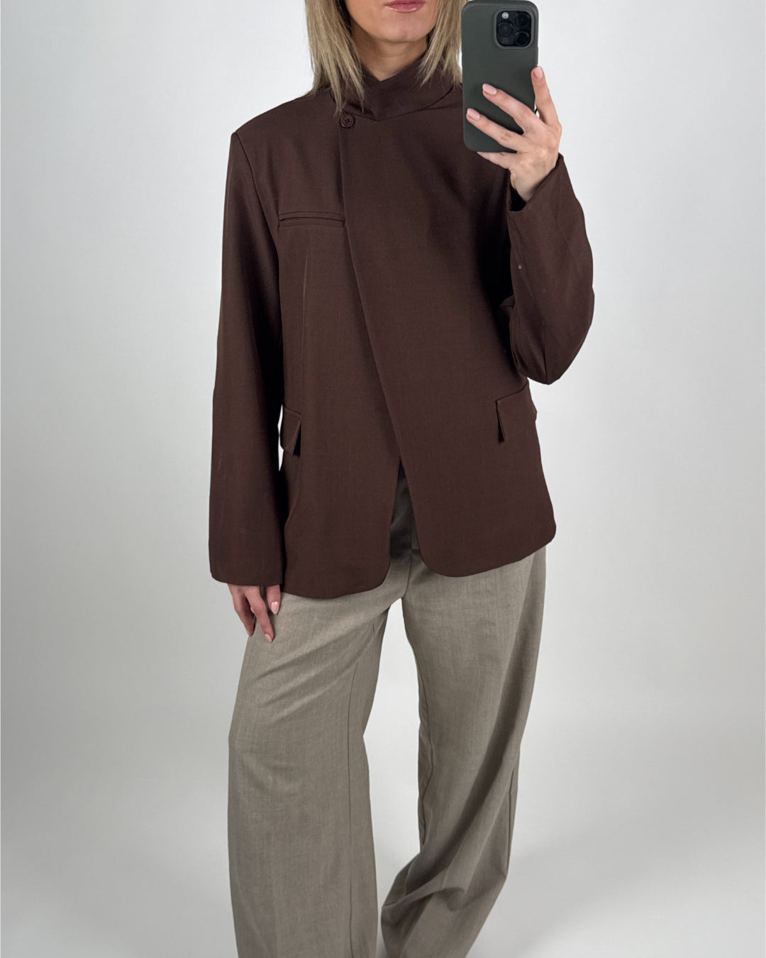 Modelbillede af brun BRYNN blazer. Set forfra. Fra BySofieSønderby