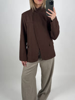 Modelbillede af brun BRYNN blazer. Set forfra. Fra BySofieSønderby