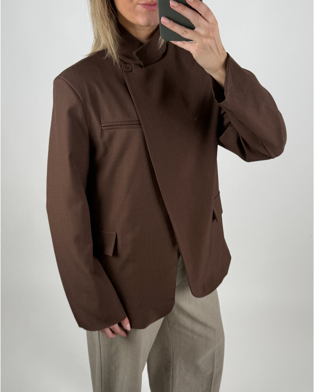 Modelbillede af brun BRYNN blazer. Set forfra. Fra BySofieSønderby