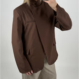 Modelbillede af brun BRYNN blazer. Set forfra. Fra BySofieSønderby