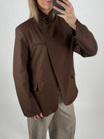Modelbillede af brun BRYNN blazer. Set forfra. Fra BySofieSønderby