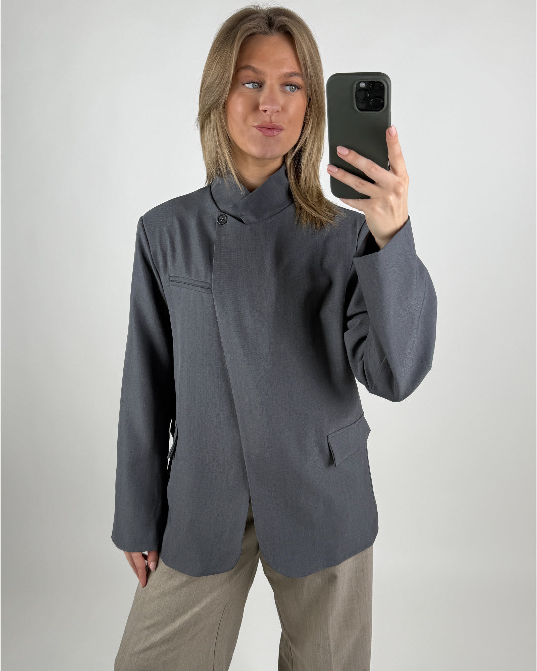 Modelbillede af grå BRYNN blazer. Set forfra. Fra BySofieSønderby