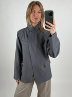 Modelbillede af grå BRYNN blazer. Set forfra. Fra BySofieSønderby
