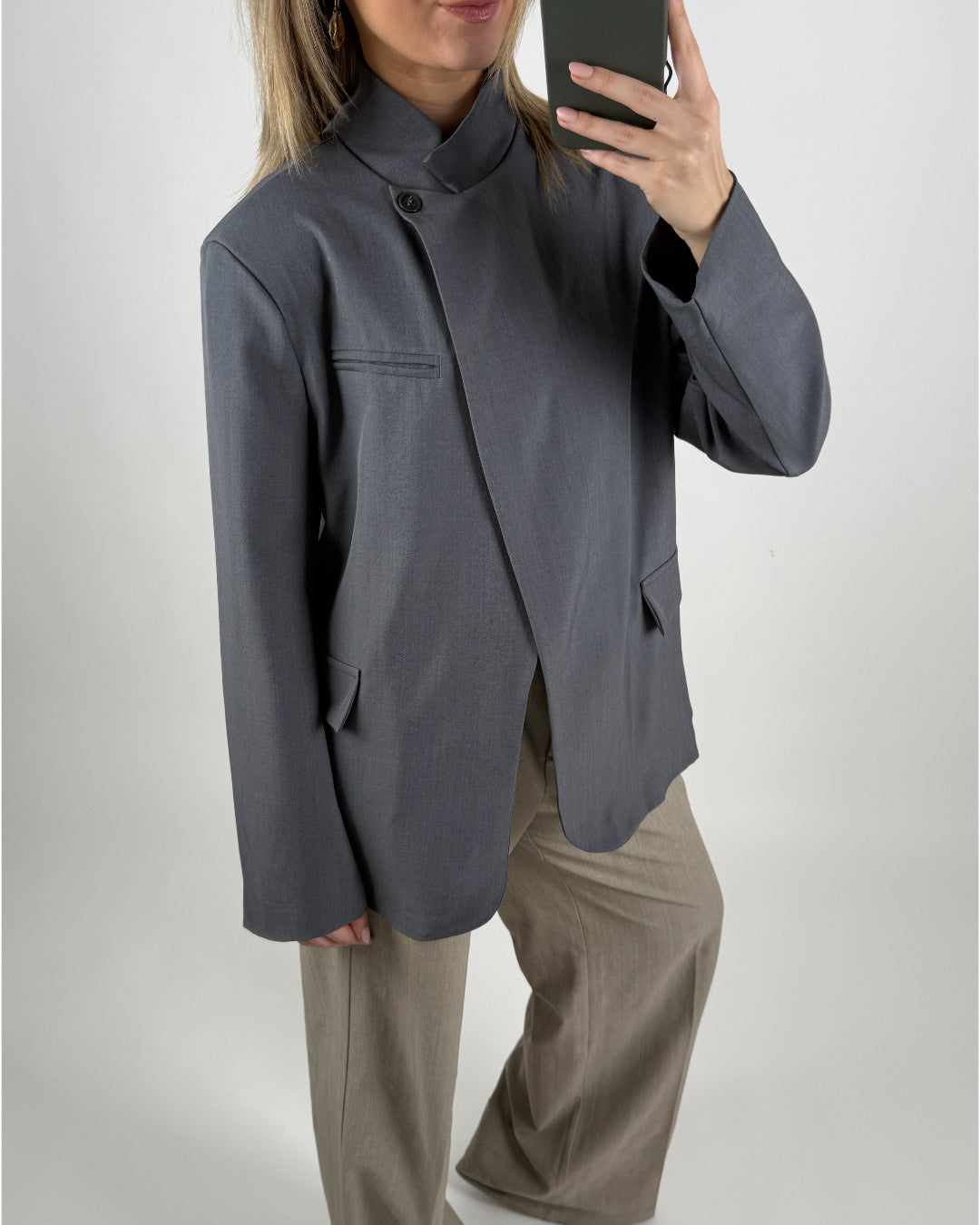 Modelbillede af grå BRYNN blazer. Set forfra. Fra BySofieSønderby
