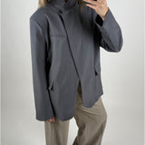 Modelbillede af grå BRYNN blazer. Set forfra. Fra BySofieSønderby