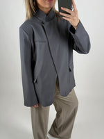 Modelbillede af grå BRYNN blazer. Set forfra. Fra BySofieSønderby