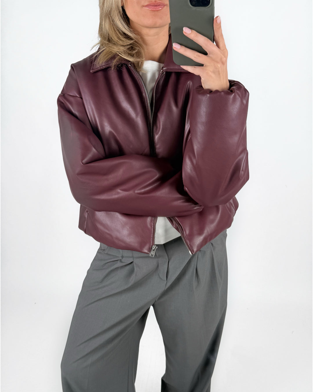 Modelfoto af pige i bordeaux CALA bomber jakke, og grå LISA bukser. Alt er fra BySofieSønderby.