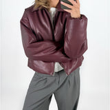 Modelfoto af pige i bordeaux CALA bomber jakke, og grå LISA bukser. Alt er fra BySofieSønderby.