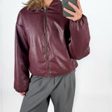 Modelfoto af pige i bordeaux CALA bomber jakke, og grå LISA bukser. Alt er fra BySofieSønderby.