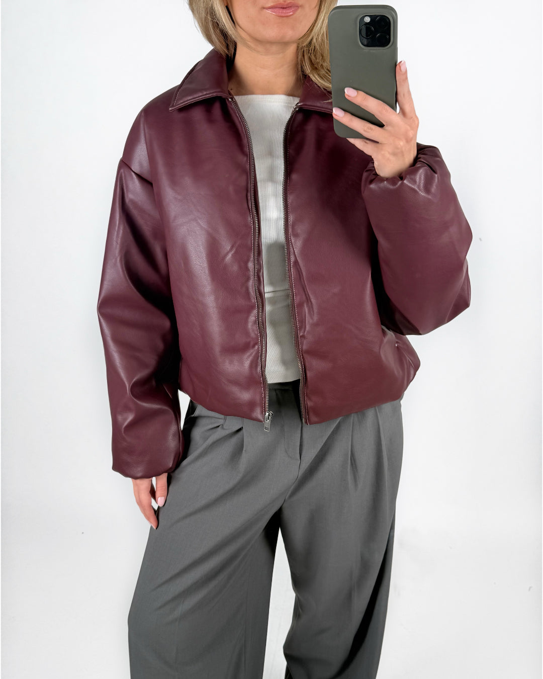 Modelfoto af pige i bordeaux CALA bomber jakke, og grå LISA bukser. Alt er fra BySofieSønderby.