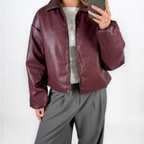 Modelfoto af pige i bordeaux CALA bomber jakke, og grå LISA bukser. Alt er fra BySofieSønderby.