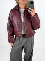 Modelfoto af pige i bordeaux CALA bomber jakke, og grå LISA bukser. Alt er fra BySofieSønderby.