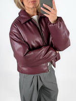 Modelfoto af pige i bordeaux CALA bomber jakke, og grå LISA bukser. Alt er fra BySofieSønderby.