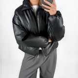 Modelfoto af pige i sort CALA bomber jakke, samt grå LISA bukser. Alt er fra BySofieSønderby.