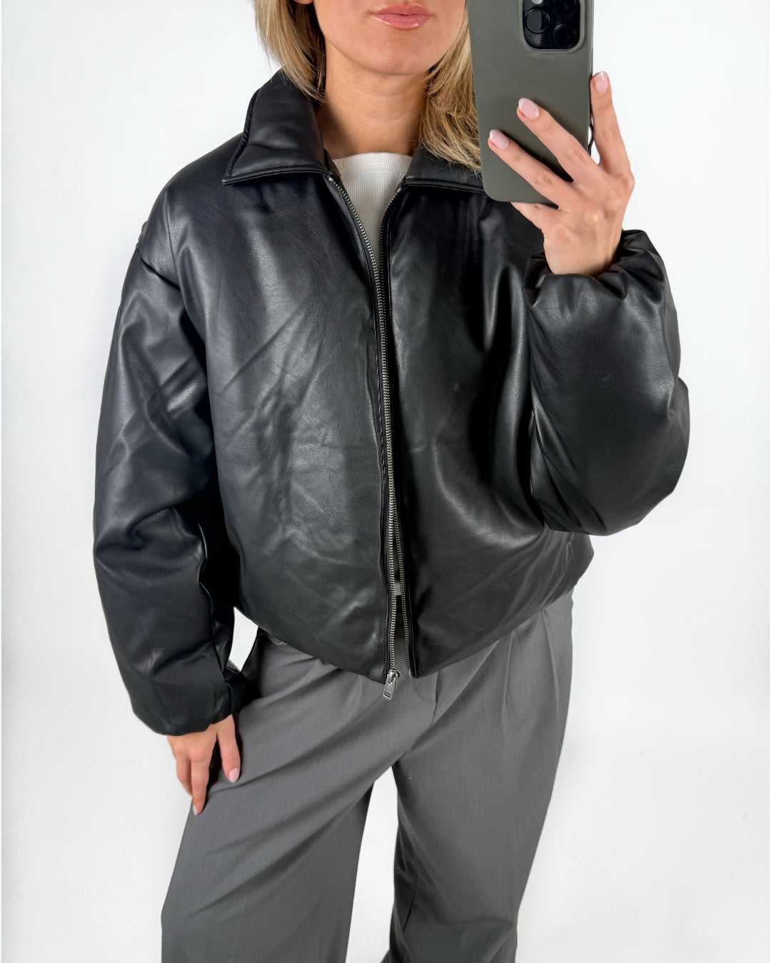 Modelfoto af pige i sort CALA bomber jakke, samt grå LISA bukser. Alt er fra BySofieSønderby.