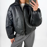 Modelfoto af pige i sort CALA bomber jakke, samt grå LISA bukser. Alt er fra BySofieSønderby.