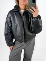 Modelfoto af pige i sort CALA bomber jakke, samt grå LISA bukser. Alt er fra BySofieSønderby.