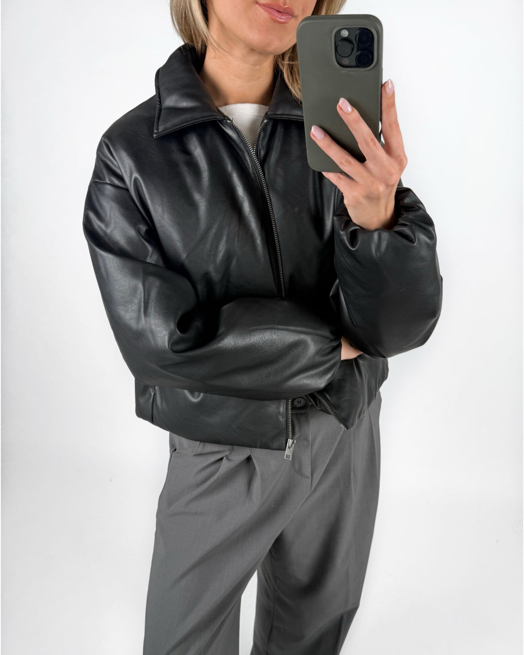 Modelfoto af pige i sort CALA bomber jakke, samt grå LISA bukser. Alt er fra BySofieSønderby.