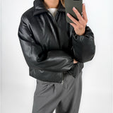 Modelfoto af pige i sort CALA bomber jakke, samt grå LISA bukser. Alt er fra BySofieSønderby.