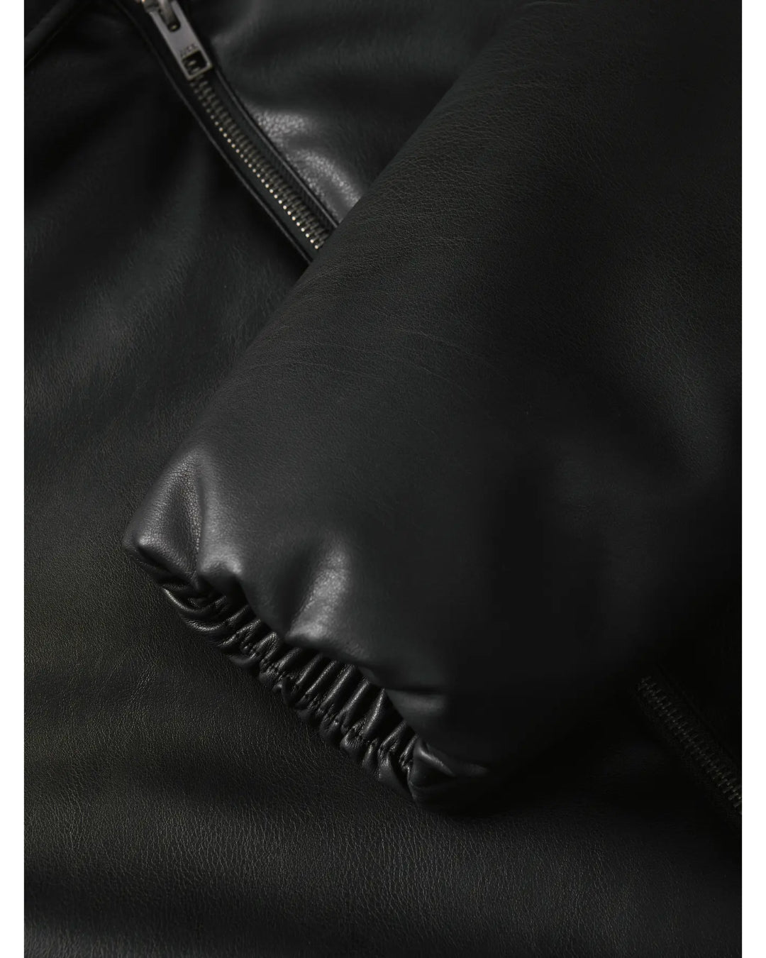 Detaljebillede af sort CALA bomber jakke. Fra BySofieSønderby.