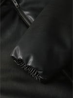 Detaljebillede af sort CALA bomber jakke. Fra BySofieSønderby.