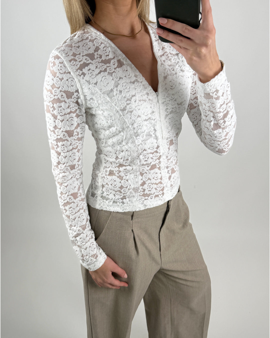 Modelbillede af hvid CAMILLA blondebluse. Set forfra. Fra BySofieSønderby