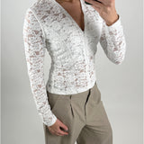 Modelbillede af hvid CAMILLA blondebluse. Set forfra. Fra BySofieSønderby