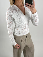 Modelbillede af hvid CAMILLA blondebluse. Set forfra. Fra BySofieSønderby