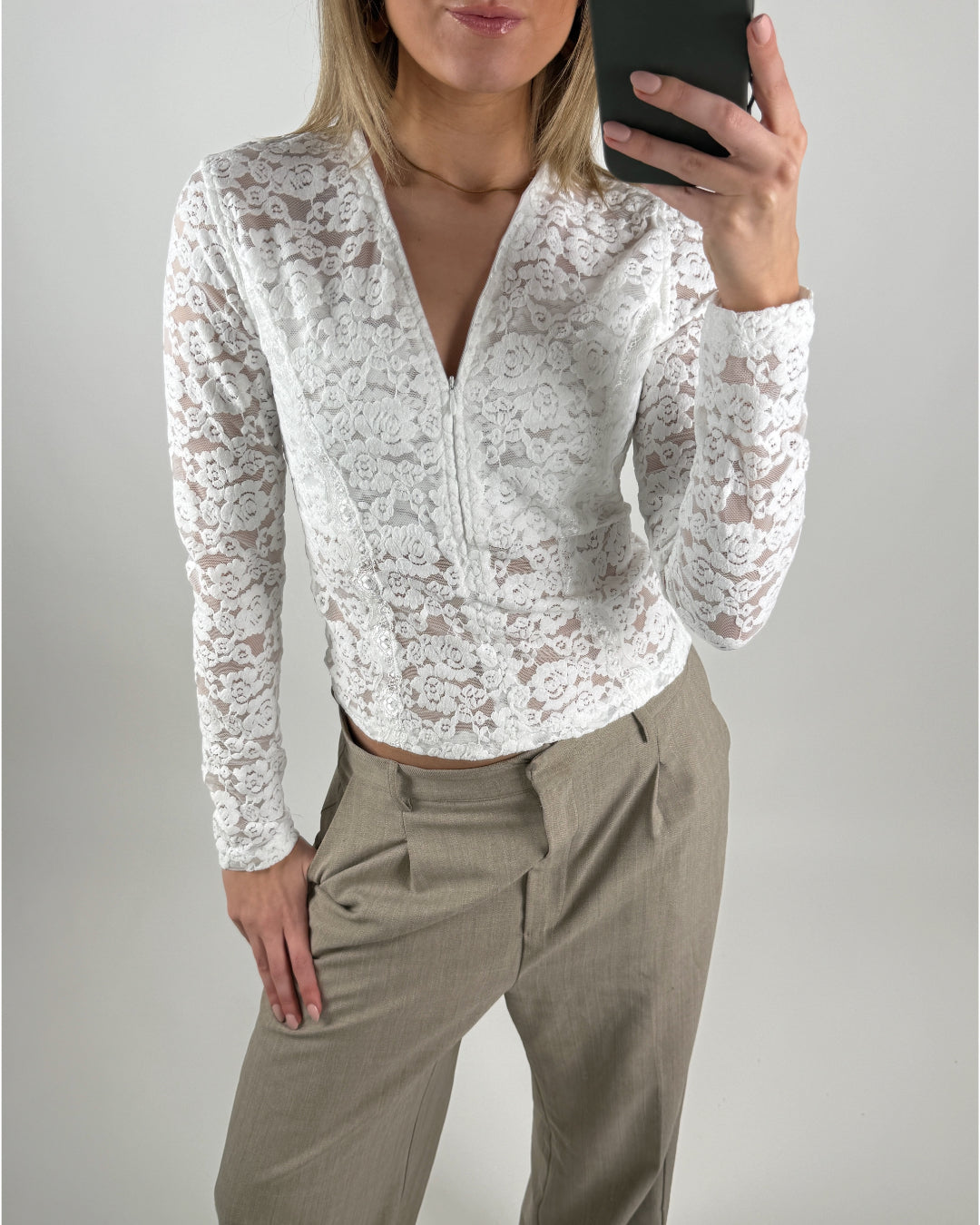 Modelbillede af hvid CAMILLA blondebluse. Set forfra. Fra BySofieSønderby