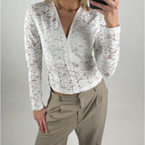 Modelbillede af hvid CAMILLA blondebluse. Set forfra. Fra BySofieSønderby