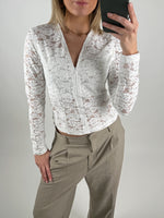 Modelbillede af hvid CAMILLA blondebluse. Set forfra. Fra BySofieSønderby