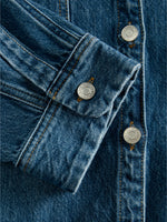 Detaljebillede af blå CANA denim kjole. BySofieSønderby.