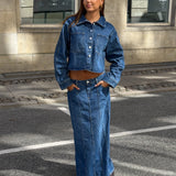 Modelbillede af CANA denim jakke, blå og CANA denim nederdel, blå. Fra BySofieSønderby