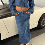 Modelbillede af CANA denim jakke, blå og CANA denim nederdel, blå. Fra BySofieSønderby