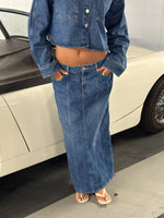 Modelbillede af CANA denim jakke, blå og CANA denim nederdel, blå. Fra BySofieSønderby
