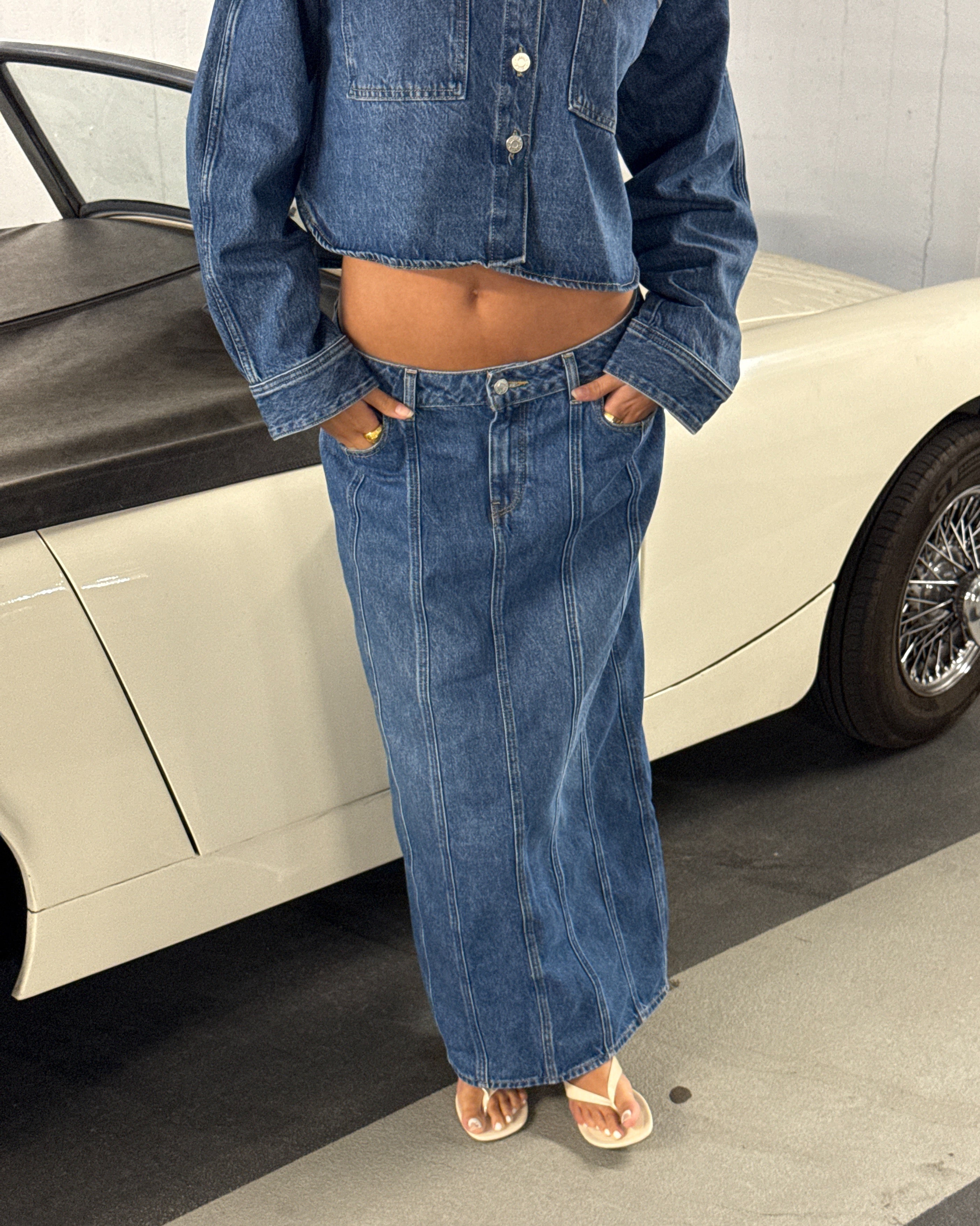 Modelbillede af CANA denim jakke, blå og CANA denim nederdel, blå. Fra BySofieSønderby