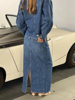Modelbillede af CANA denim jakke, blå og CANA denim nederdel, blå. Fra BySofieSønderby