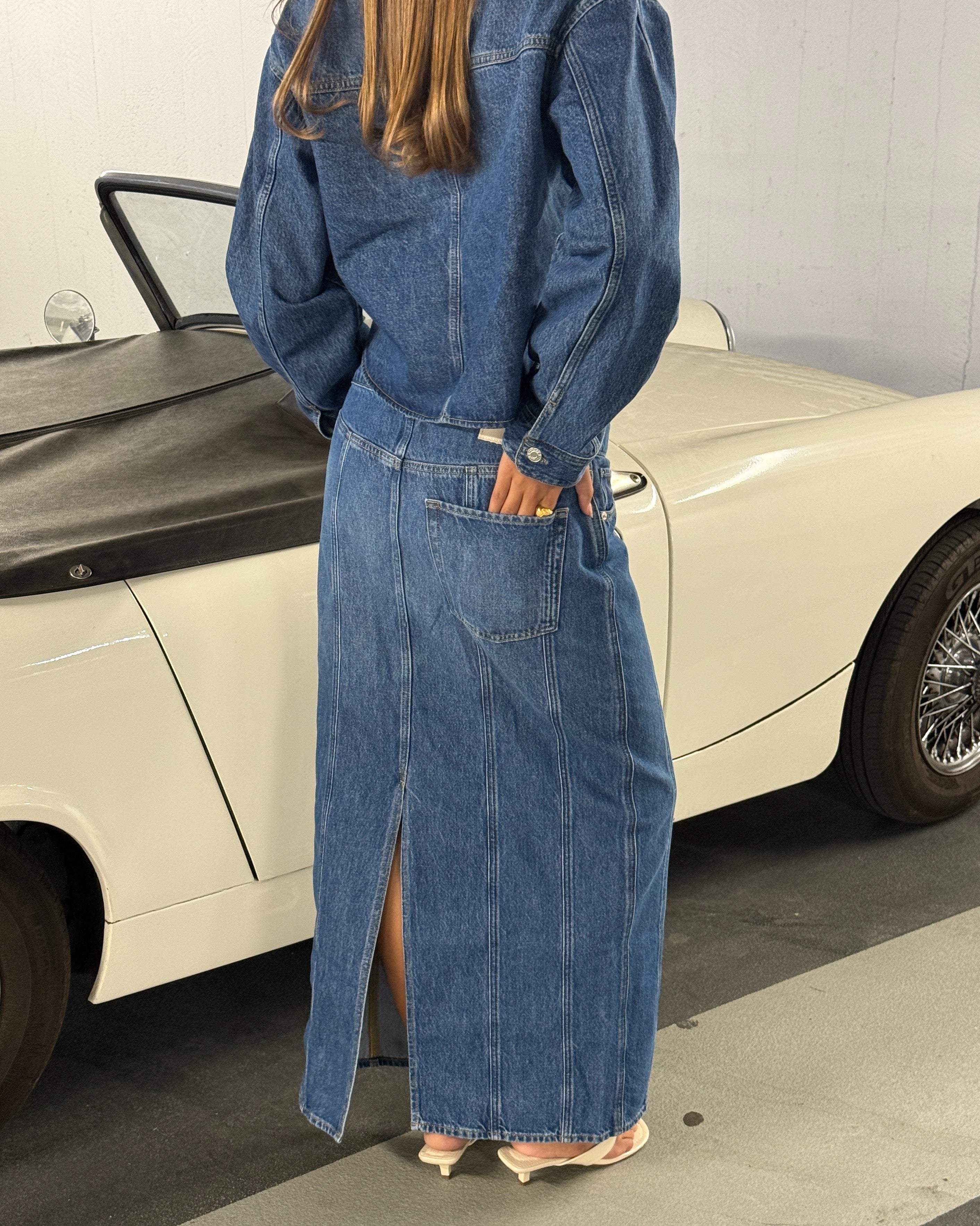 Modelbillede af CANA denim jakke, blå og CANA denim nederdel, blå. Fra BySofieSønderby