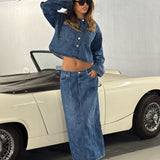 Modelbillede af CANA denim jakke, blå og CANA denim nederdel, blå. Fra BySofieSønderby
