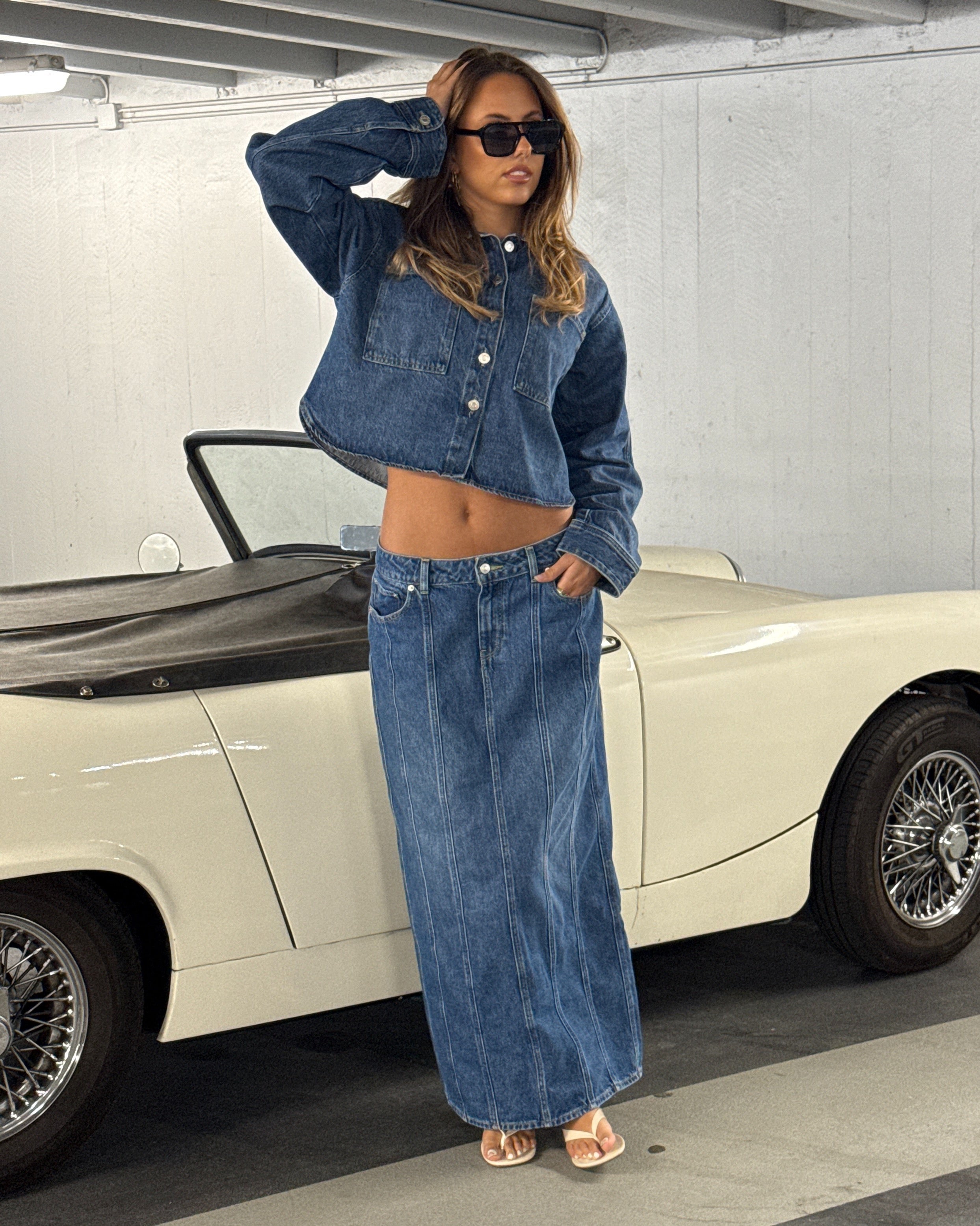 Modelbillede af CANA denim jakke, blå og CANA denim nederdel, blå. Fra BySofieSønderby