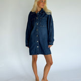 Modelbillede af CANA denim kjole, blå. Fra BySofieSønderby