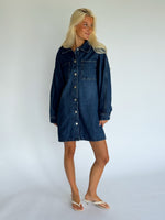 Modelbillede af CANA denim kjole, blå. Fra BySofieSønderby