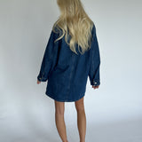 Modelbillede af CANA denim kjole, blå. Fra BySofieSønderby