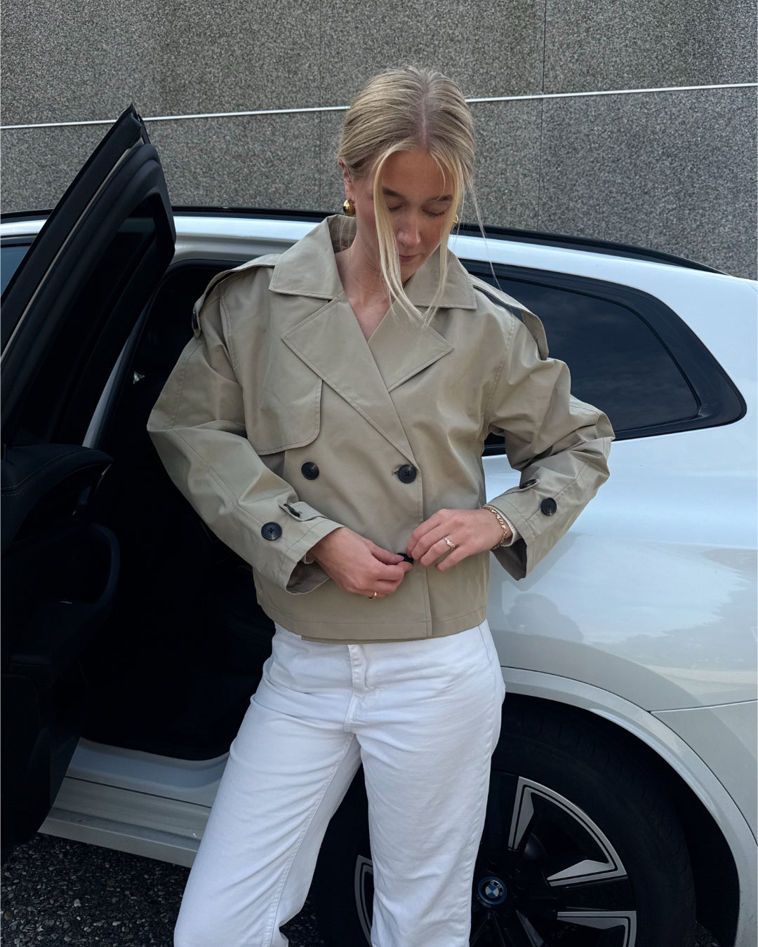 Modelfoto af pige der bærer Carlie jakke i beige, samt hvid bukser. Alt fra BySofieSønderby