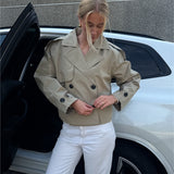 Modelfoto af pige der bærer Carlie jakke i beige, samt hvid bukser. Alt fra BySofieSønderby