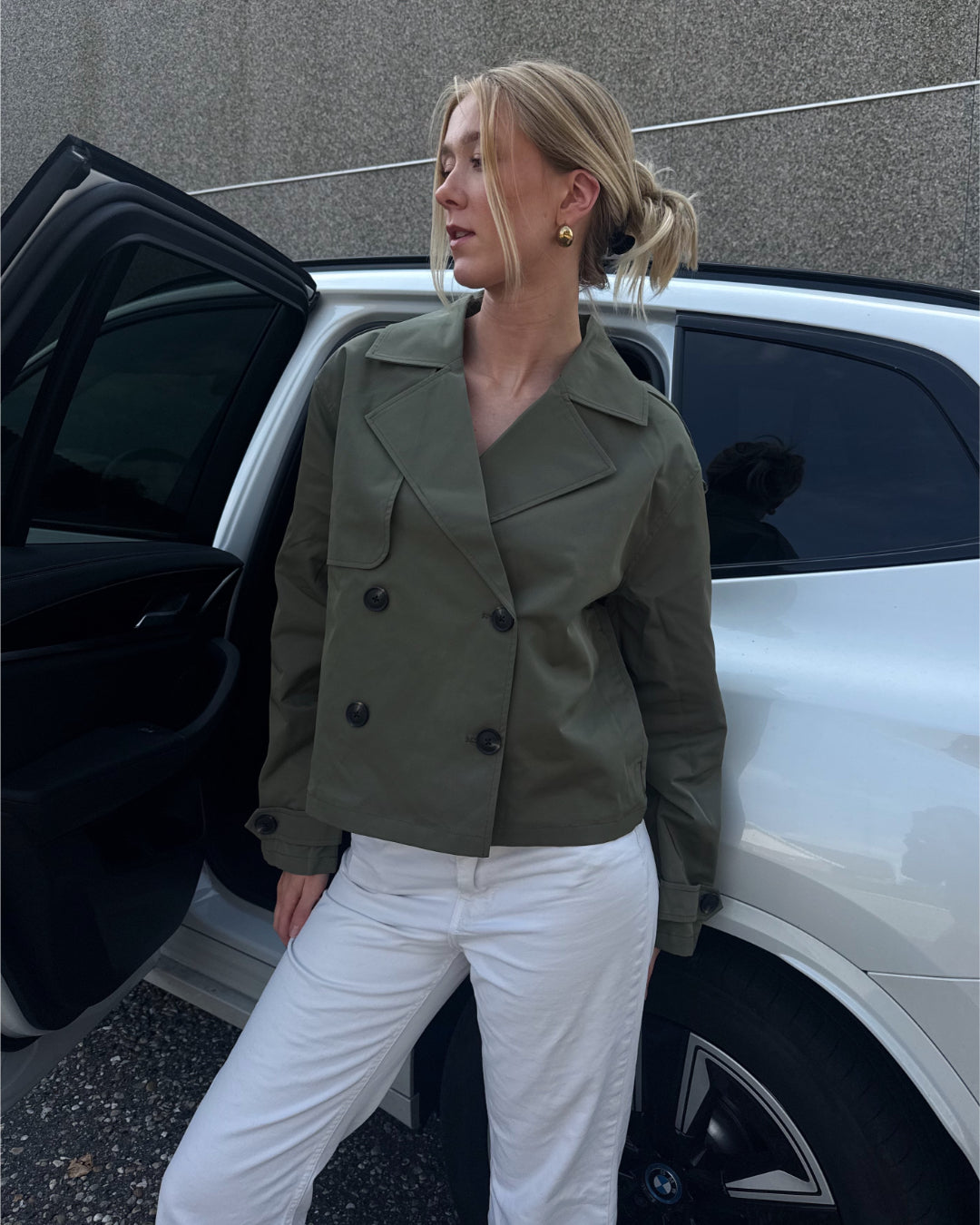 Modelfoto af pige der bærer Carlie jakke i kaki, samt hvid bukser. Alt fra BySofieSønderby