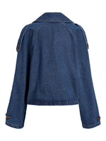Denimjakke med lange ærmer og knapdetaljer på skuldre og manchetter ses bagfra, uden nogen baggrund. Farven er mørkeblå, og materialet er typisk for denimstof.