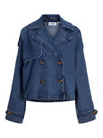 Denimjakke med dobbeltknaplukning, opretstående krave og manchetter med knapper; mærket "JJXX" på indvendig label. Baggrund er hvid, hvilket fremhæver jakken.